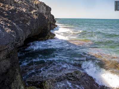 � qui, sporgendoci sulla sinistra, riusciamo a scorgere la grande bocca dell�antro semisommerso